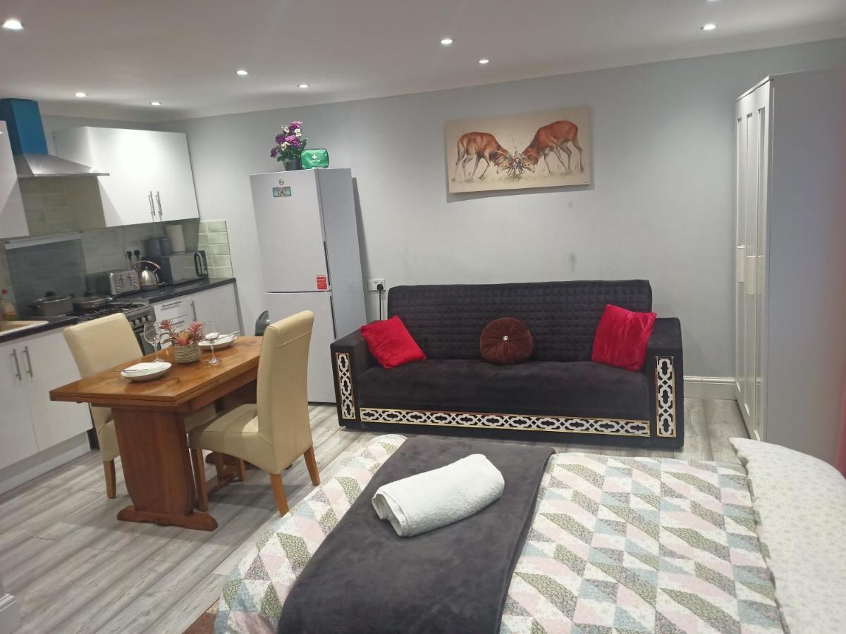 Homey Studio In Newport Perfect For Couples & Travelers Ngoại thất bức ảnh