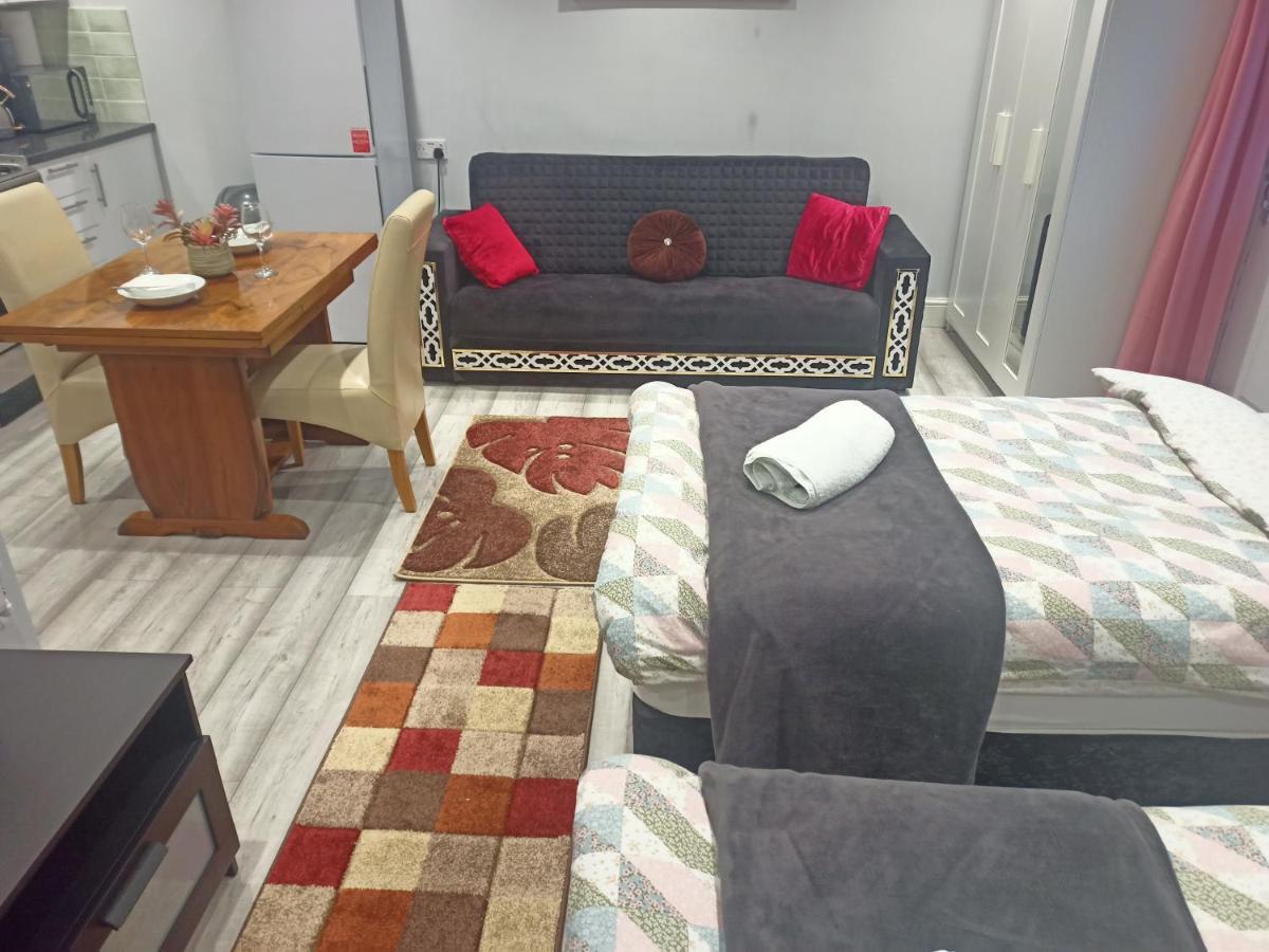 Homey Studio In Newport Perfect For Couples & Travelers Ngoại thất bức ảnh