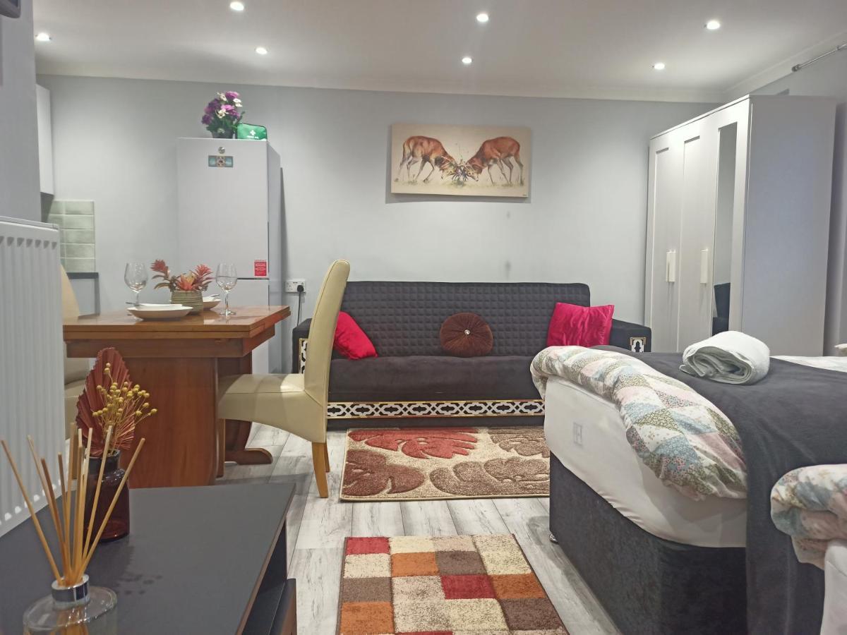 Homey Studio In Newport Perfect For Couples & Travelers Ngoại thất bức ảnh