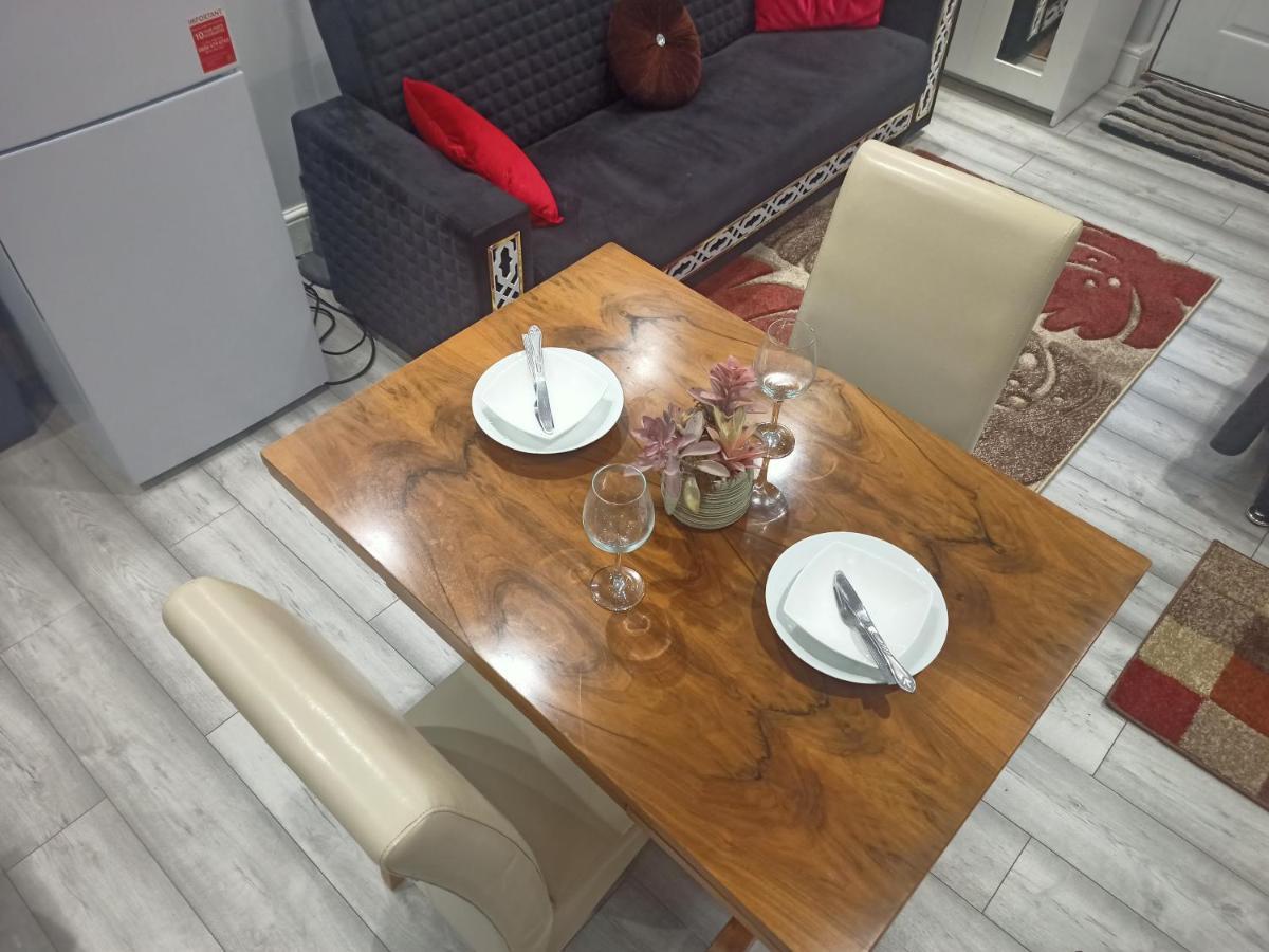 Homey Studio In Newport Perfect For Couples & Travelers Ngoại thất bức ảnh