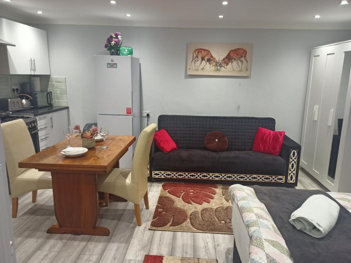 Homey Studio In Newport Perfect For Couples & Travelers Ngoại thất bức ảnh