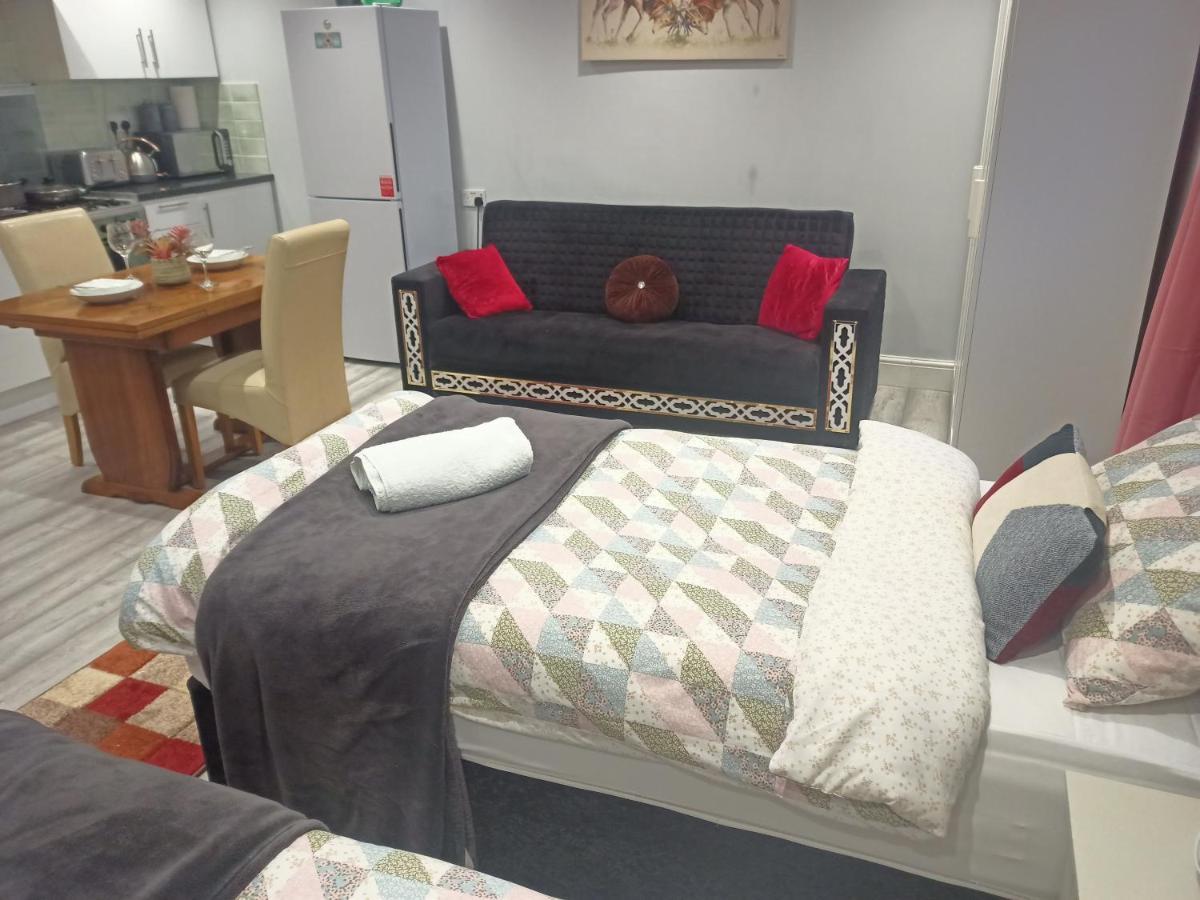 Homey Studio In Newport Perfect For Couples & Travelers Ngoại thất bức ảnh