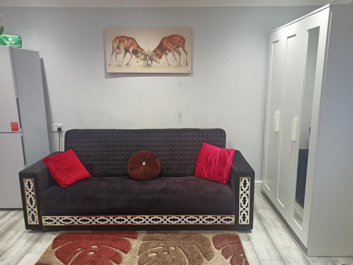 Homey Studio In Newport Perfect For Couples & Travelers Ngoại thất bức ảnh