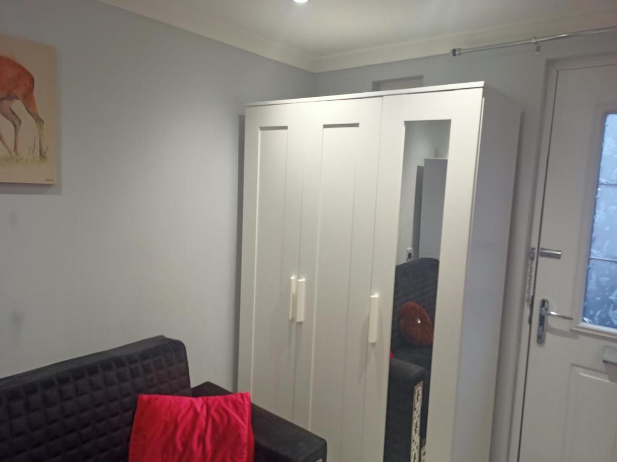 Homey Studio In Newport Perfect For Couples & Travelers Ngoại thất bức ảnh