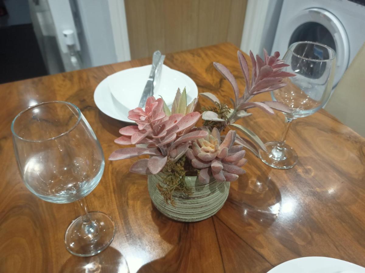 Homey Studio In Newport Perfect For Couples & Travelers Ngoại thất bức ảnh