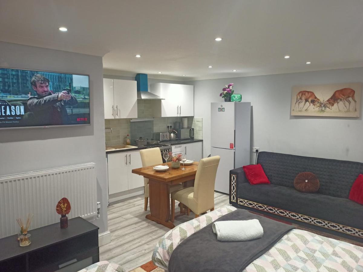 Homey Studio In Newport Perfect For Couples & Travelers Ngoại thất bức ảnh