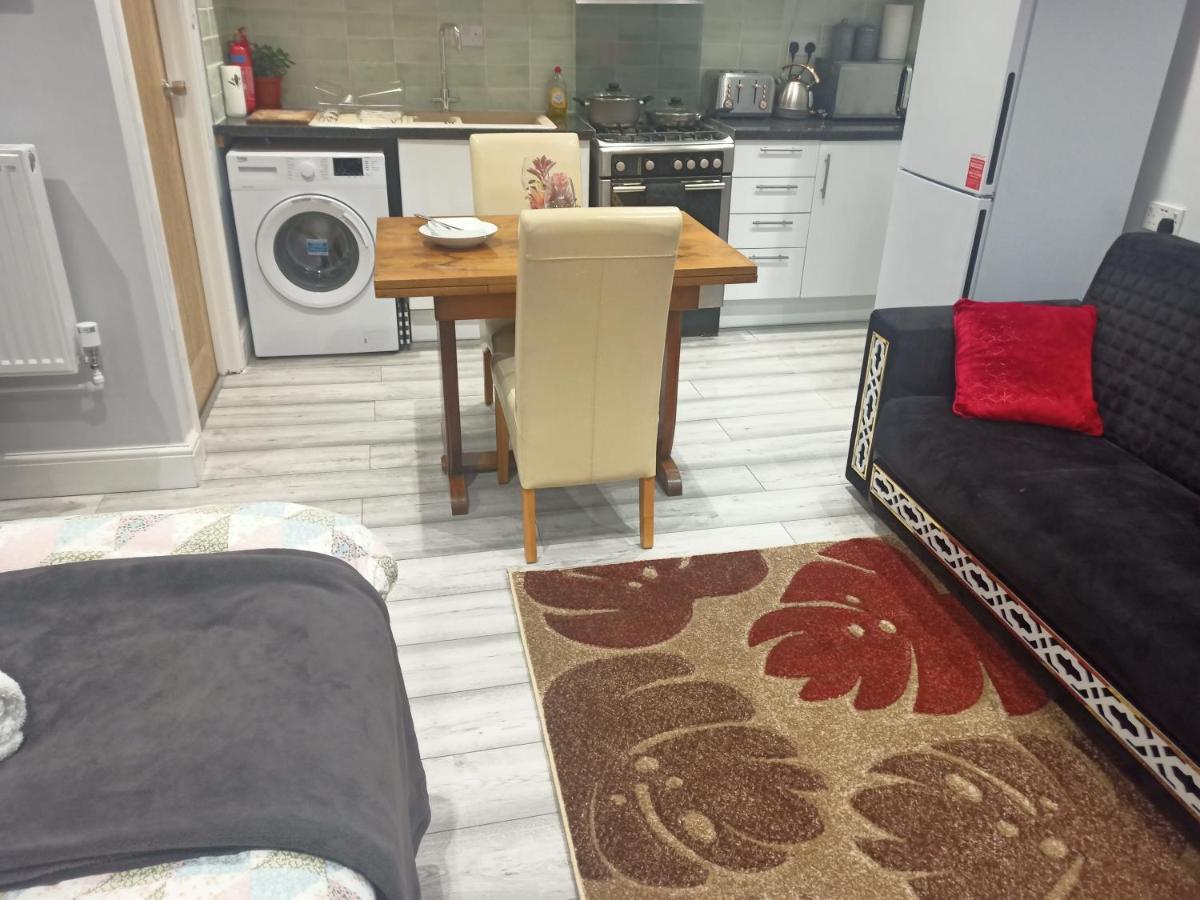 Homey Studio In Newport Perfect For Couples & Travelers Ngoại thất bức ảnh